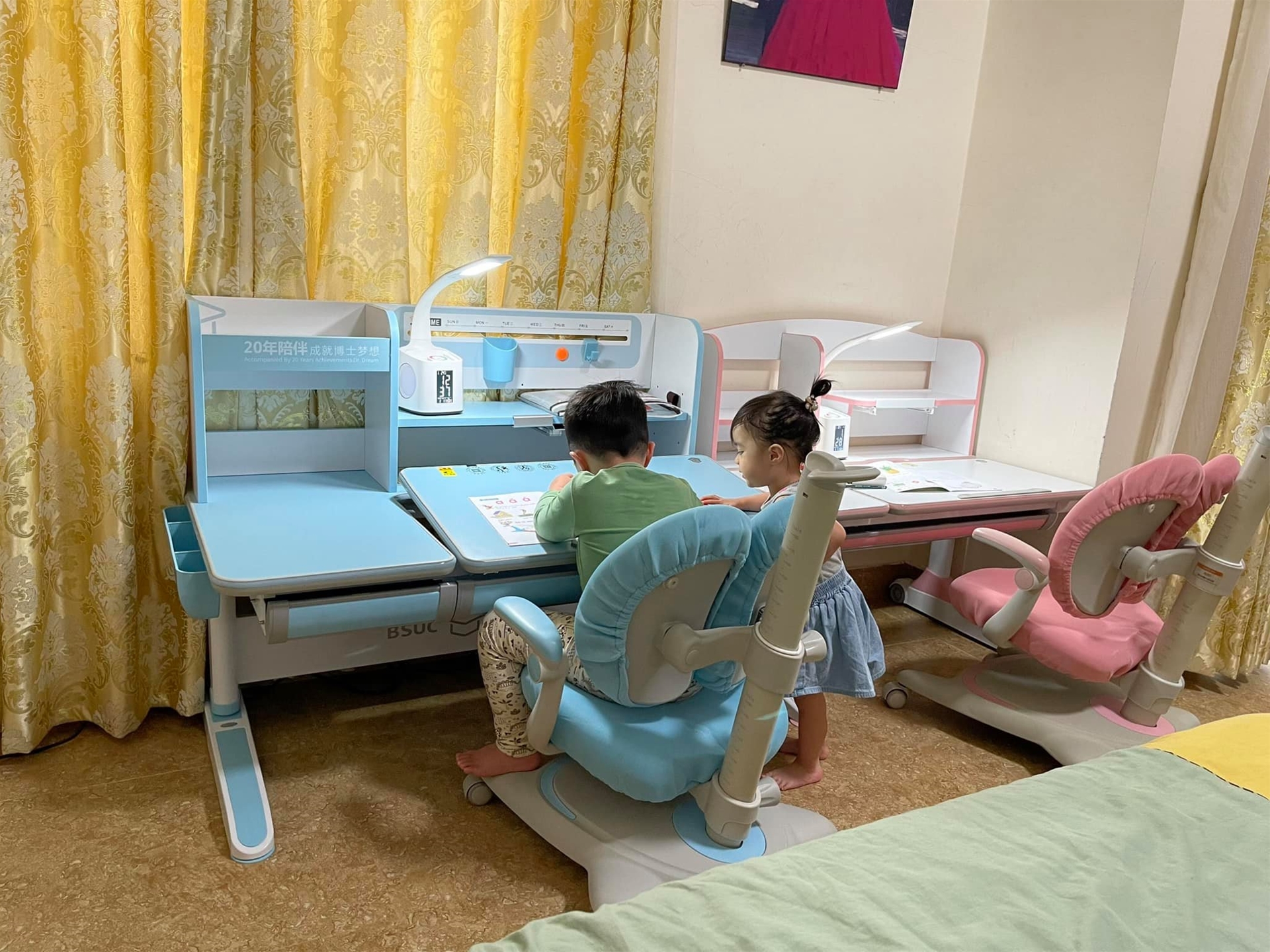 A Hải, ông bố chịu chơi mua 2 bộ bàn ghế thông minh cực xịn cho 2 con