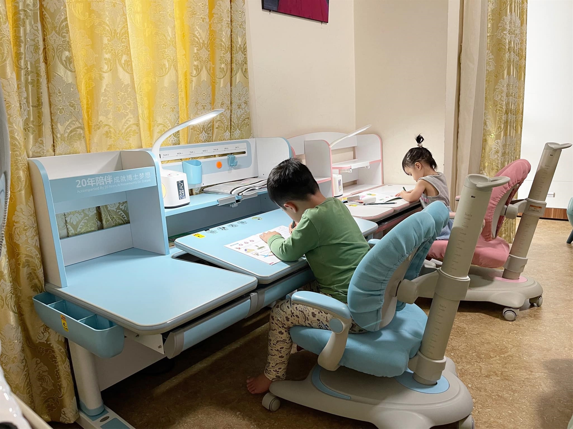 bàn học chống gù chống cận cho học sinh