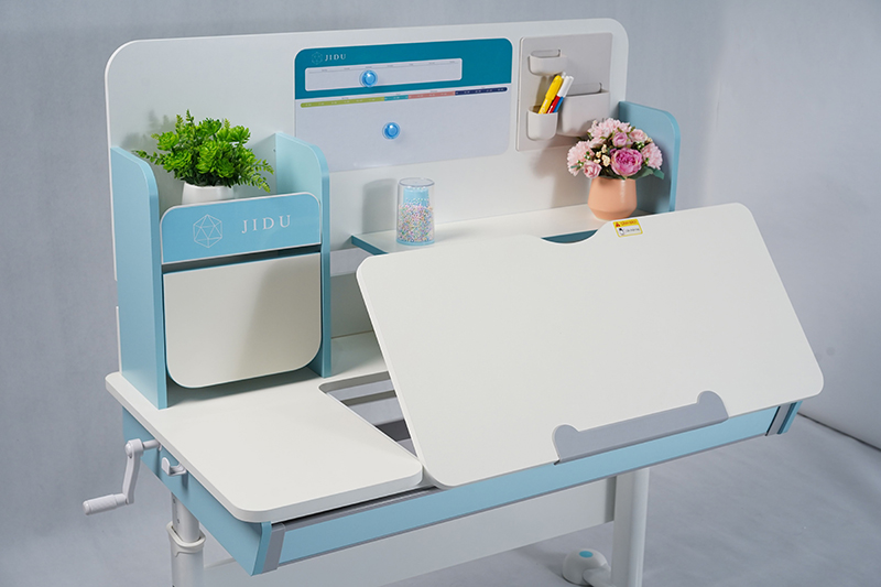 Bàn học có kích thước dài 112cm rộng rãi để sách vở, máy tính thoải mái