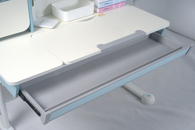 Bàn học thông minh có ngăn kéo lớn, đựng được nhiều đồ dùng học tập