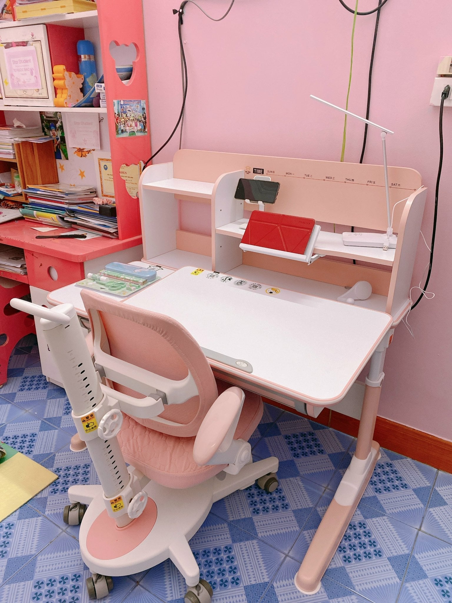 bàn học nâng hạ chiều cao cho bé gái