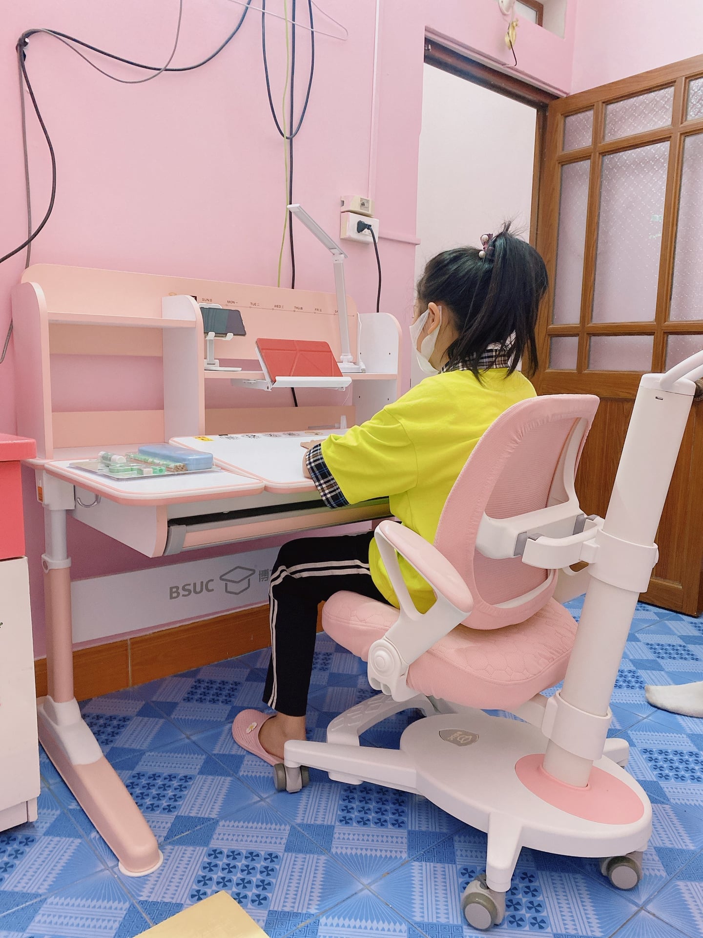 Bàn học chống gù chống cận giúp con có tư thế ngồi chuẩn, thư giãn, hứng thú học tập