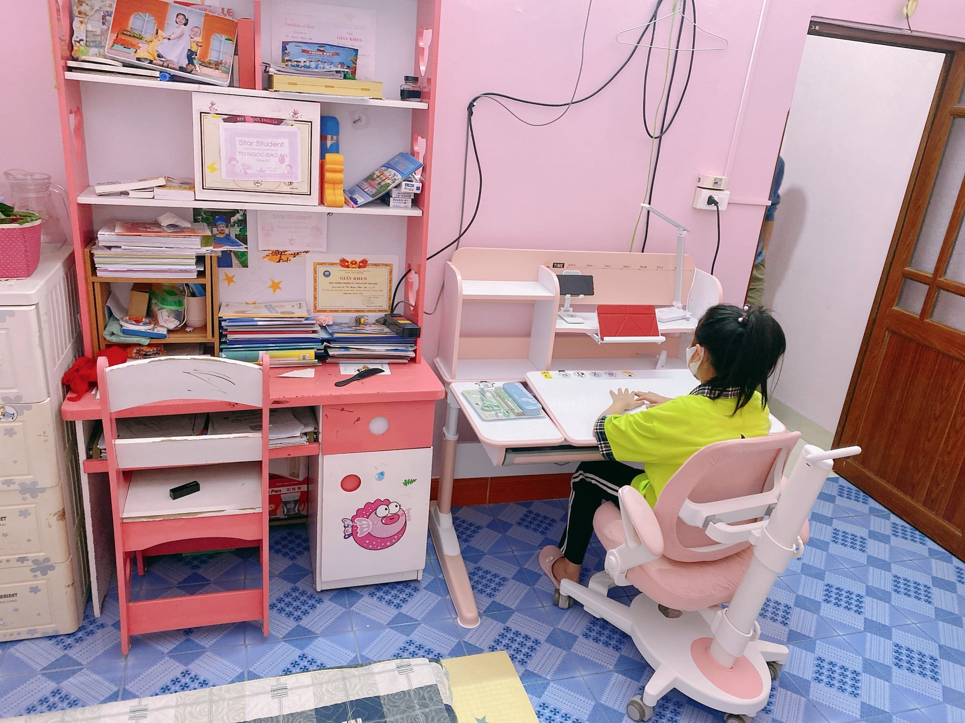 Bàn học thông minh chống gù chống cận, quà tặng cho con yêu