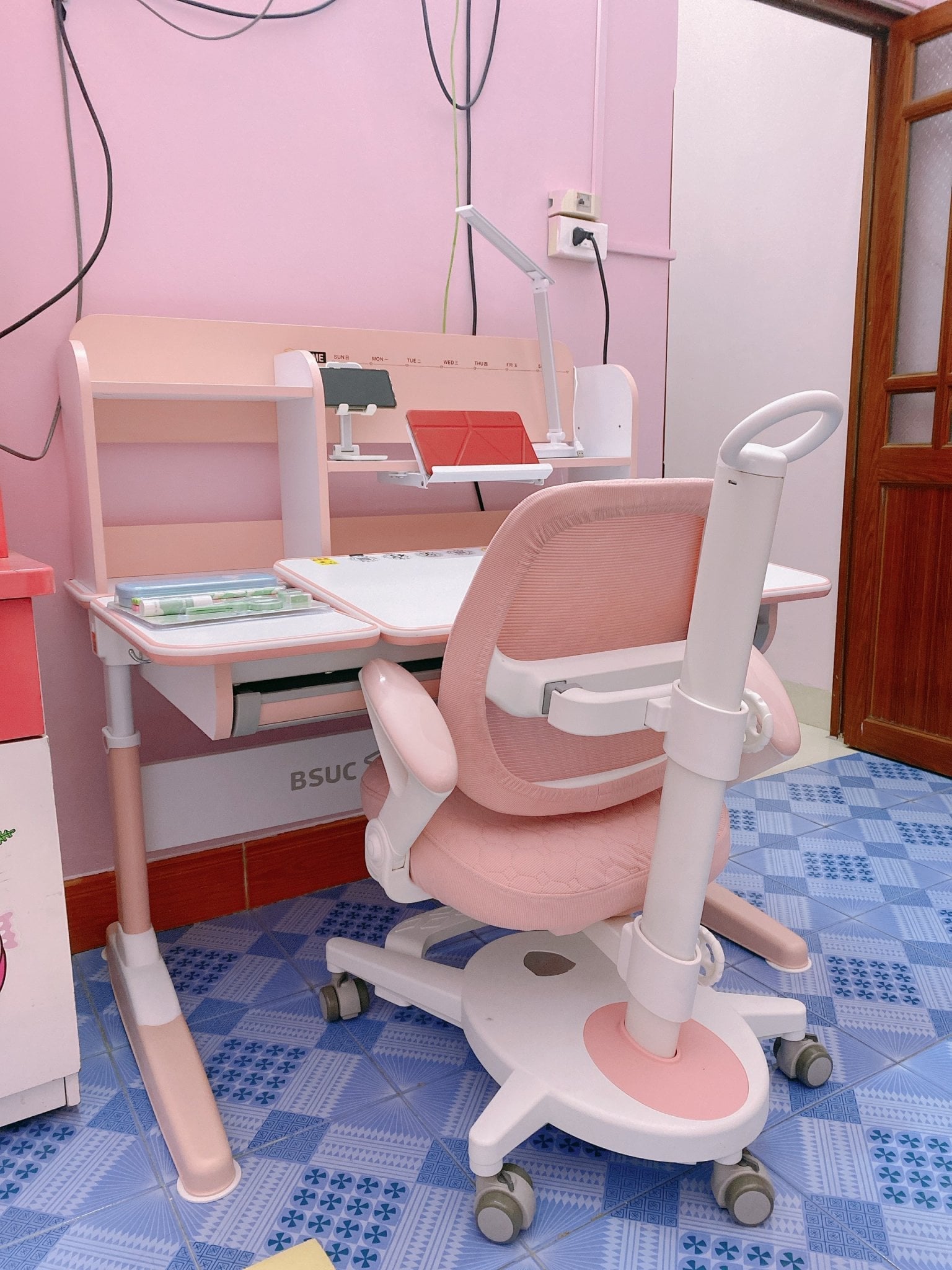 Bàn học thông minh nâng hạ chiều cao drz 10003 màu hồng và ghế chống gù cao cấp màu hồng