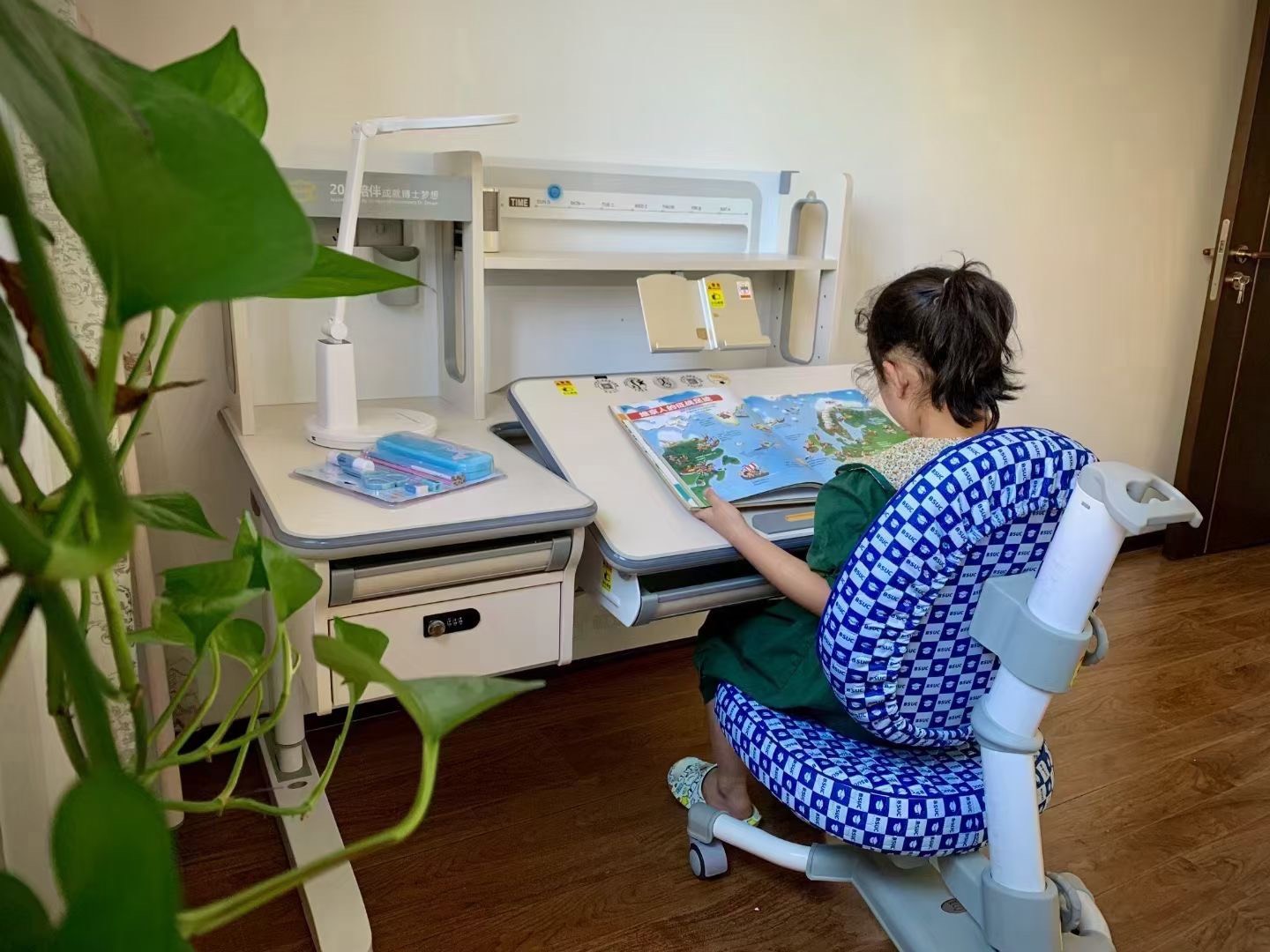 Bàn Học Chống Gù Chống Cận Cao Cấp - Nâng Hạ Thủy Lực DRZ-12002