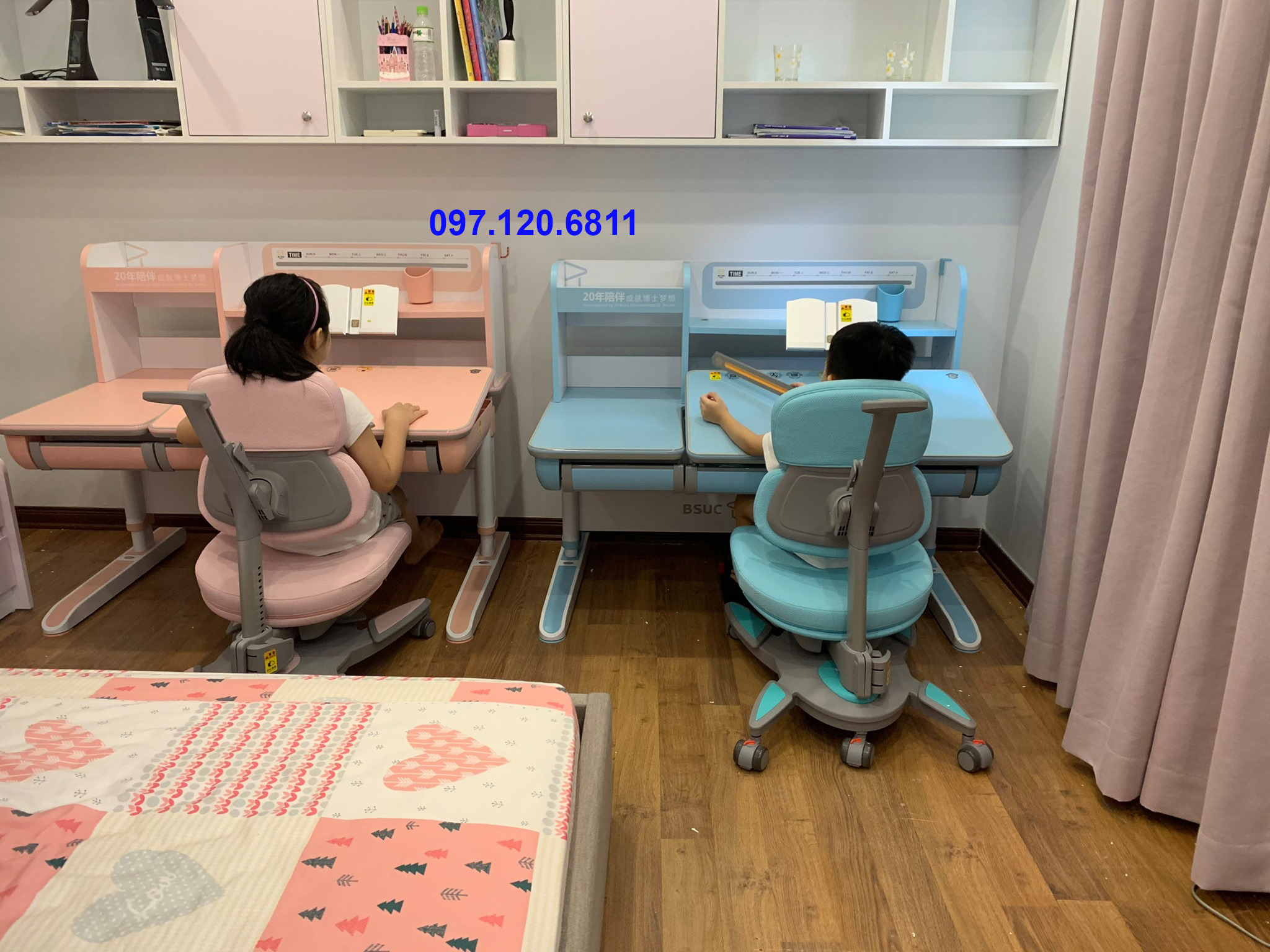 Phụ huynh sắm cho 2 anh em 2 bộ bàn ghế siêu cao cấp chống gù chống cận