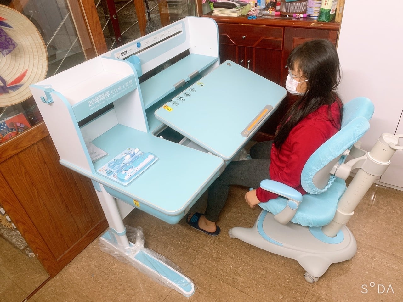 Mẹ mới mua tặng cho con bộ bàn ghế học sinh nâng hạ chống gù chống cận cao cấp nhân ngày sinh nhật con