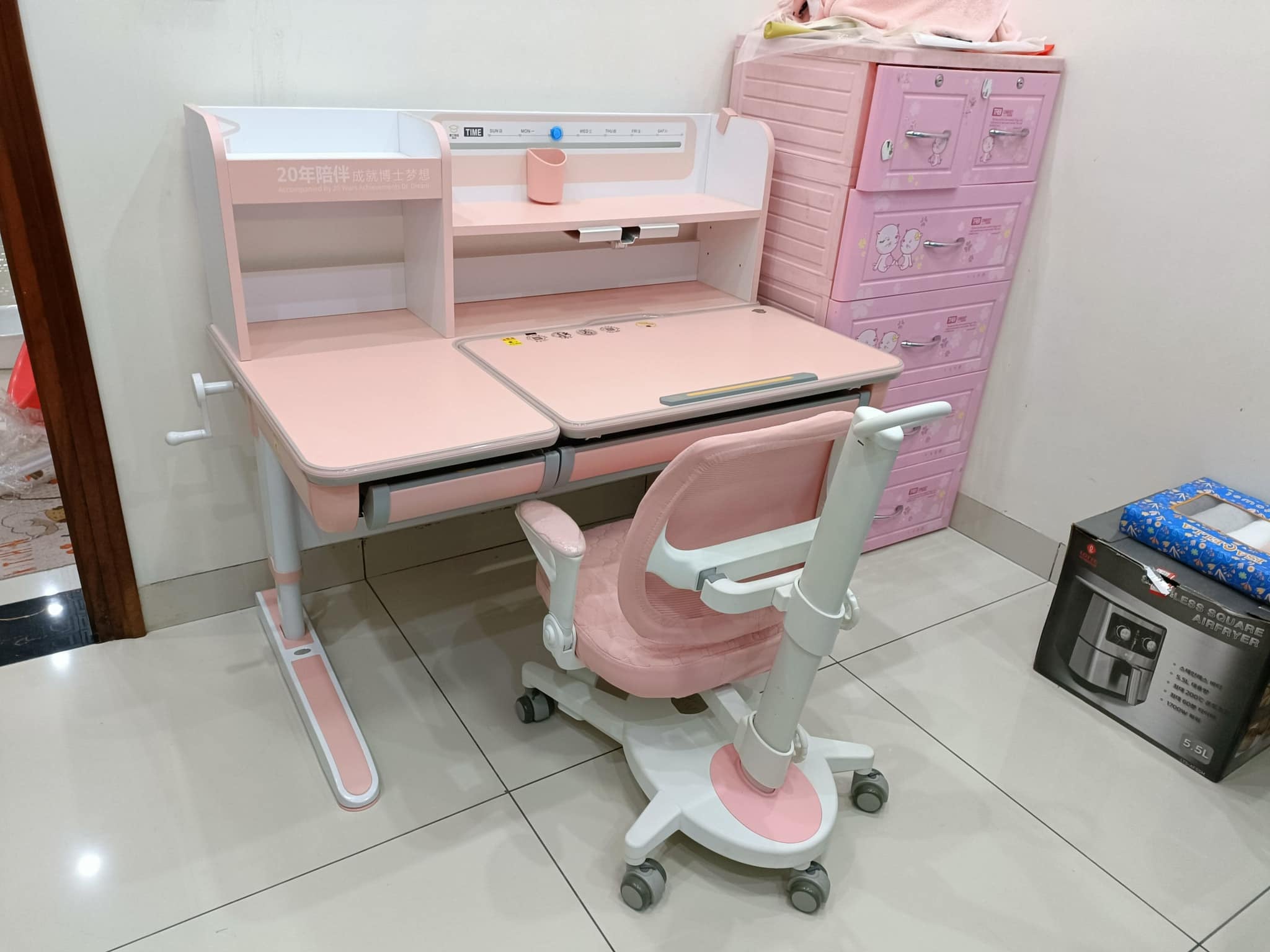 Bộ bàn ghế chống gù chống cận màu hồng siêu xinh 