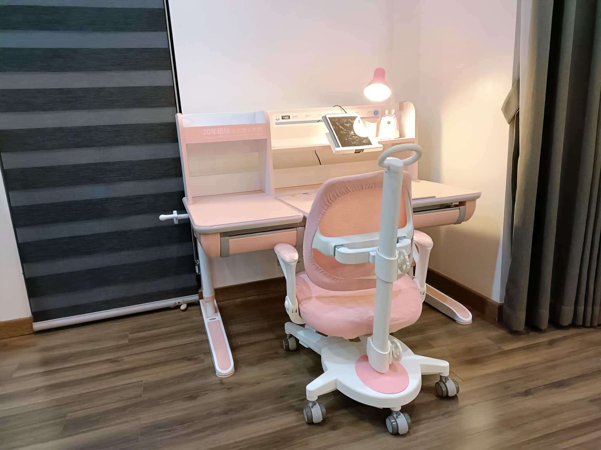 Bộ bàn ghế chống gù chống cận cao cấp được ưa chuộng nhất trong các khu đô thị