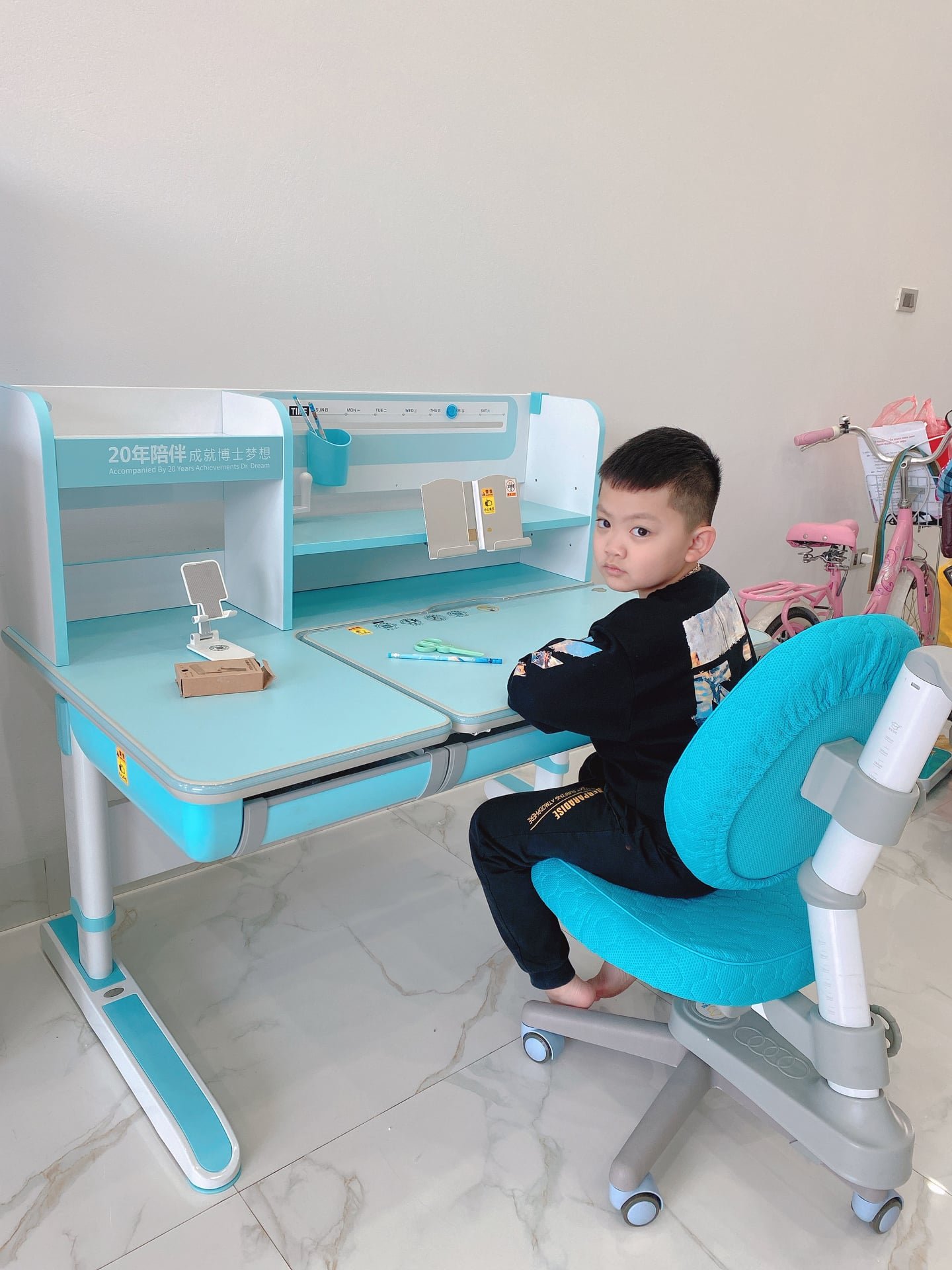 Cậu bé số hưởng được bố sắm cho bộ bàn ghế mơ ước của hàng ngàn bạn trẻ