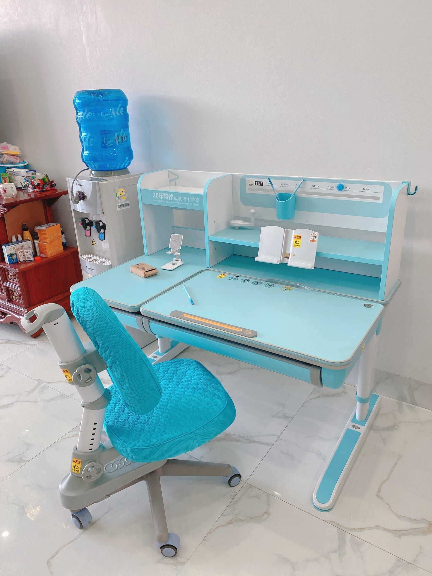 Một bộ bàn ghế chống gù chống cận cao cấp tích hợp những tính năng thông minh nhất trên thị trường