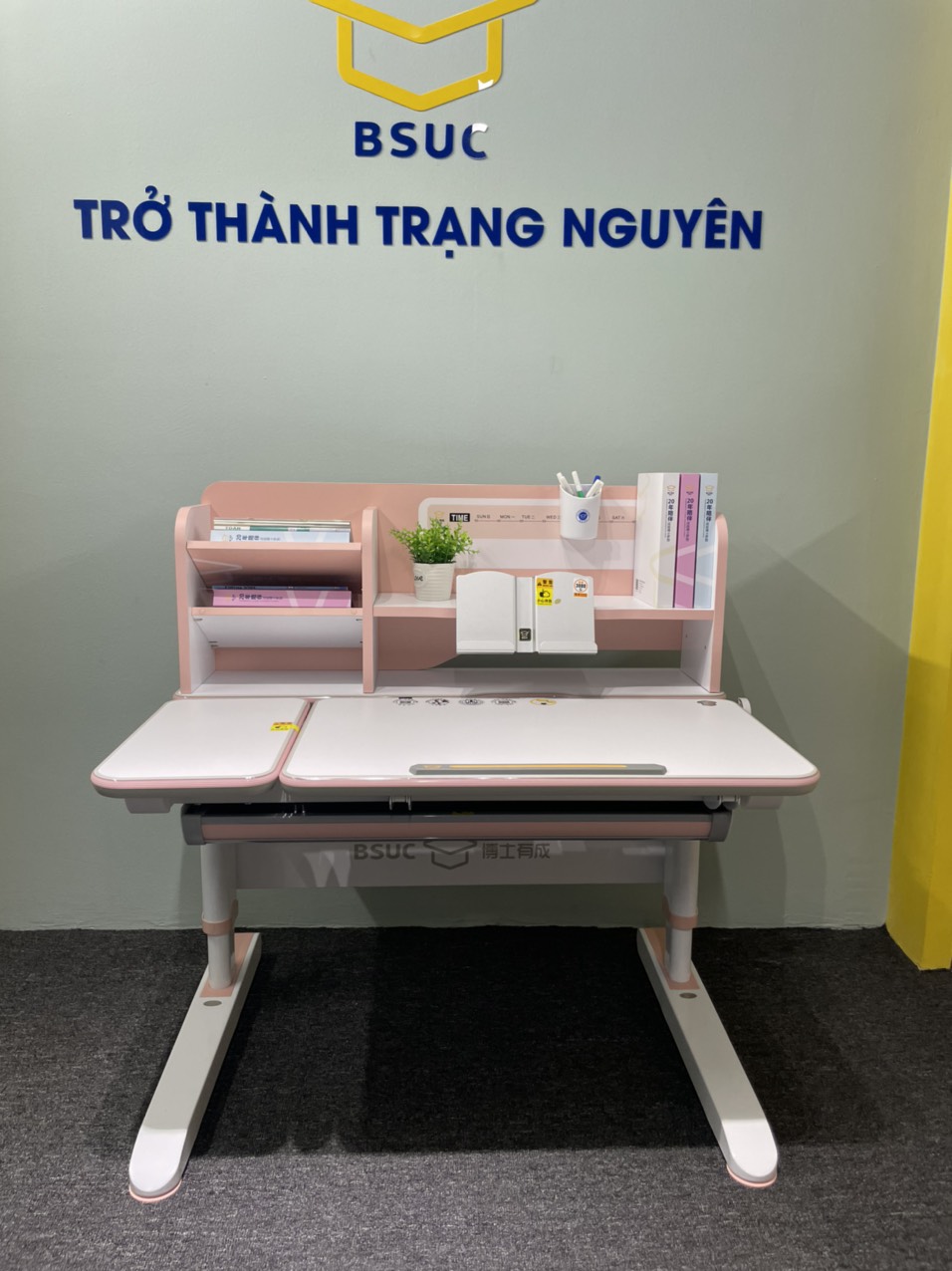 Bàn học thông minh trang bị tối tân các tiện ích sử dụng : khay đựng ipad, điện thoại, đựng sách