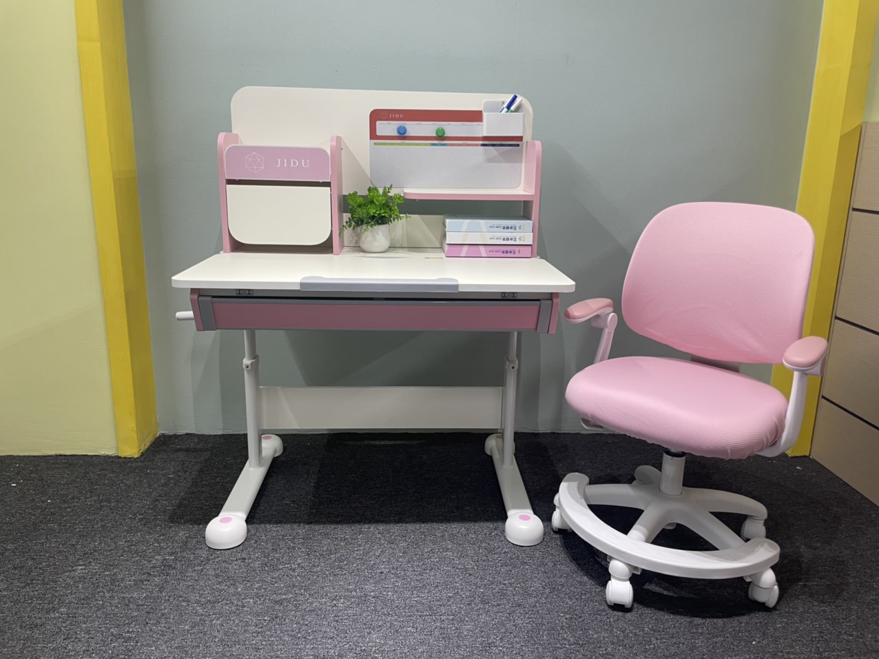 Bàn học thông minh chống gù chống cận nâng hạ chiều cao màu hồng