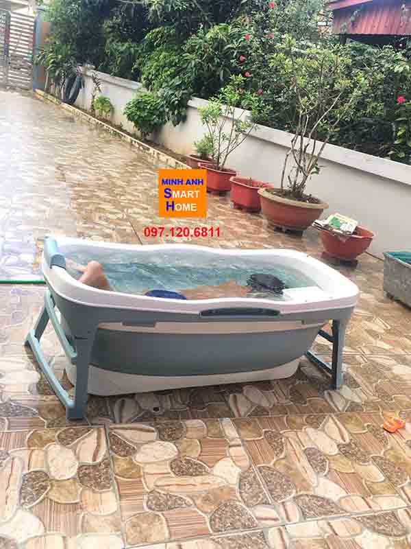 Bé ngụp lặn trong chiếc bể bơi mini