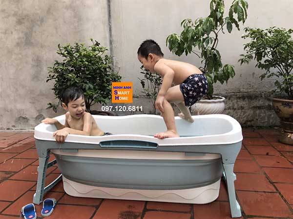 bé hứng thú với bồn tắm gấp gọn