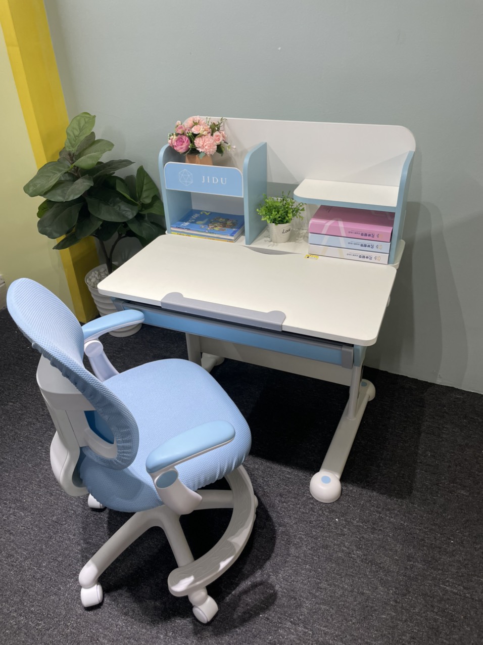 ghế chống gù cho học sinh có giá đỡ để chân màu xanh 