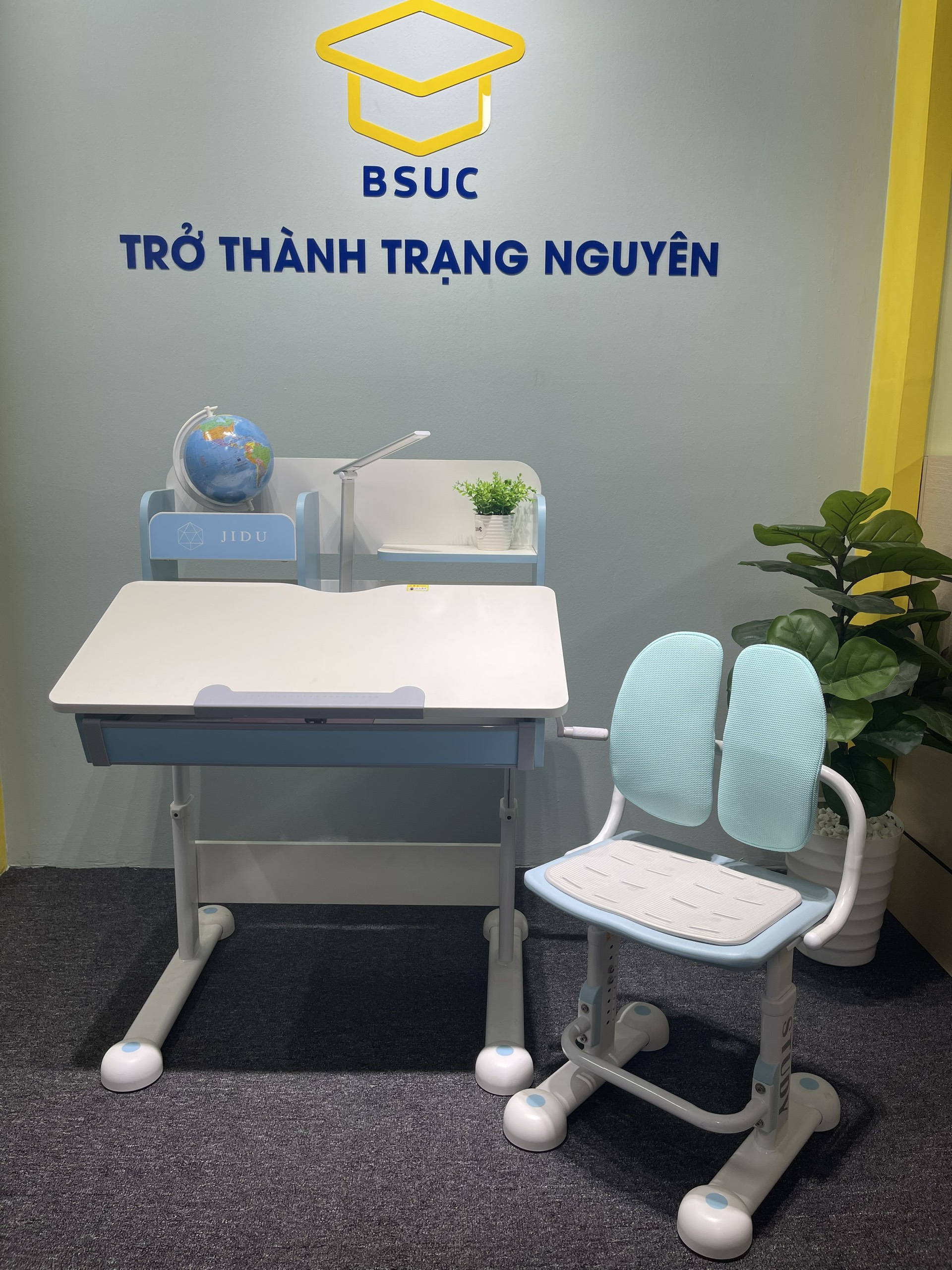 Hình ảnh thực tế ghế chống gù M-167 màu xanh