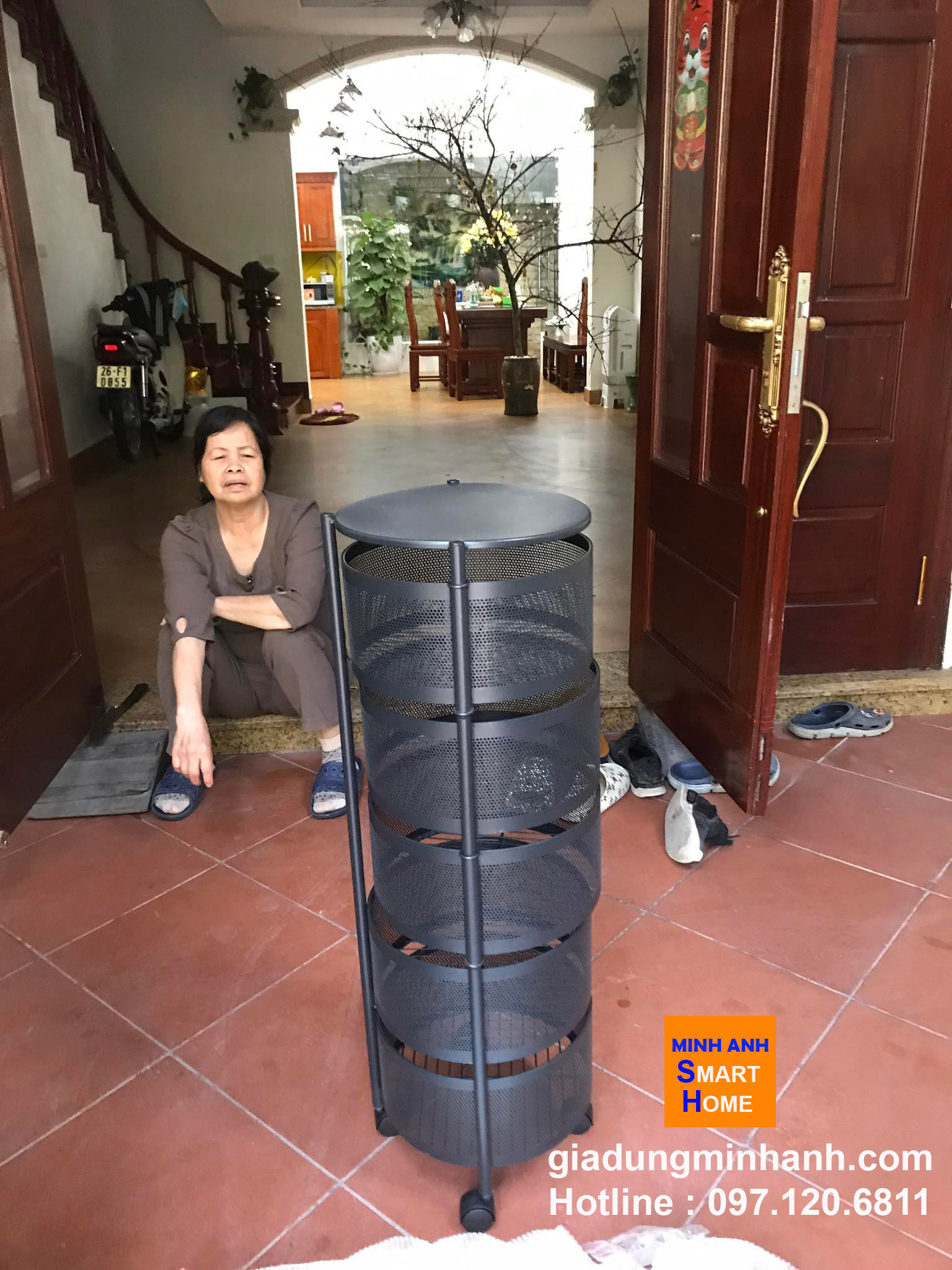 Hình ảnh thực tế khi ship giao hàng kệ xoay đa năng tròn đến tại nhà khách hàng