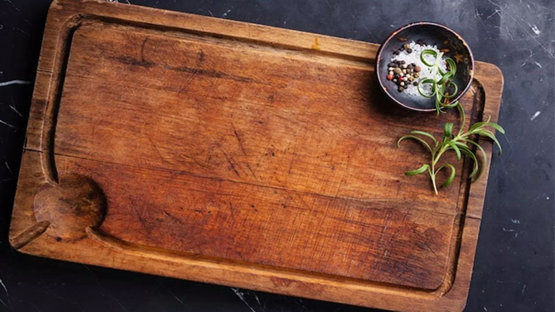 Thớt gỗ mỏng, nhẹ sẽ bị vỡ toác khi chặt xương, chặt mạnh tay