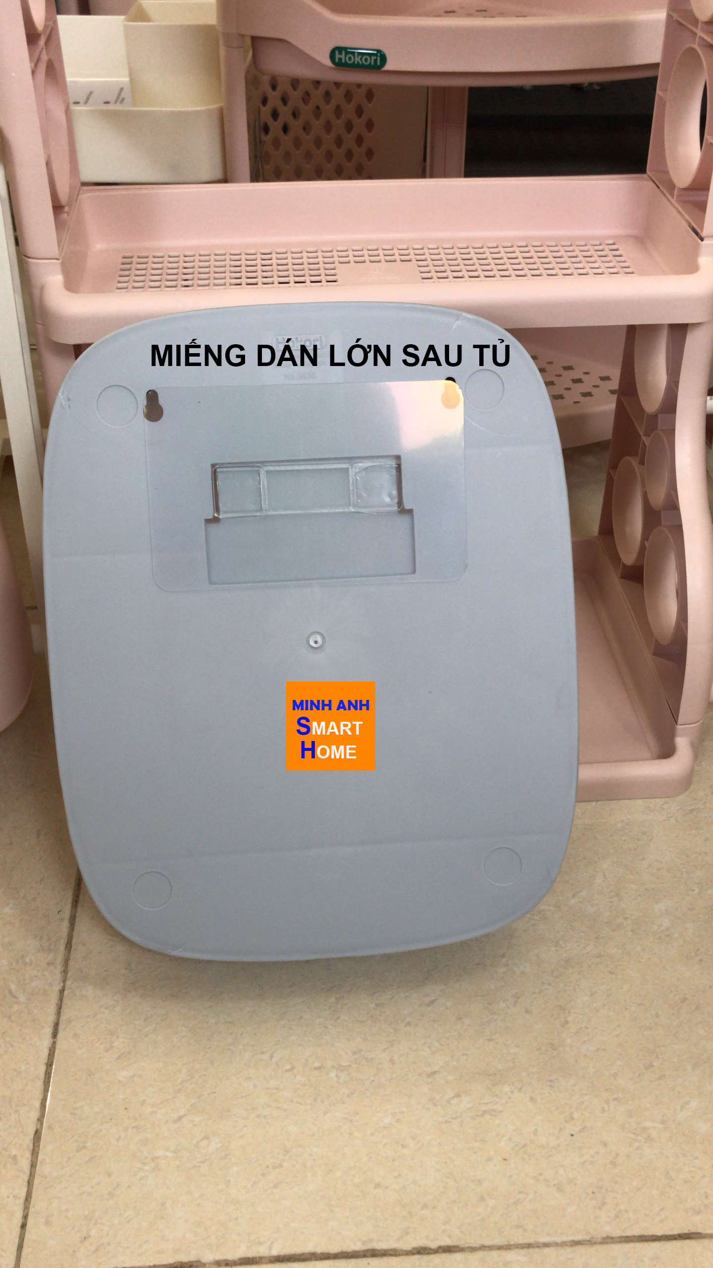 mặt sau tủ mỹ phẩm dán tường