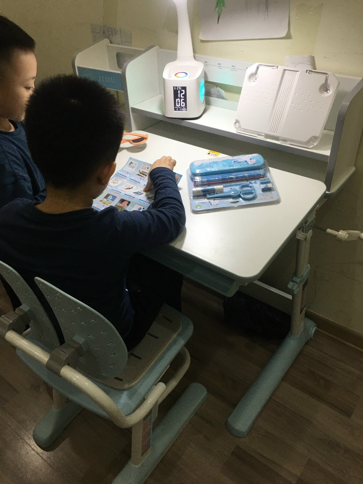 Bộ Bàn Ghế Chống Gù Chống Cận JD-5100 và ghế MC-159