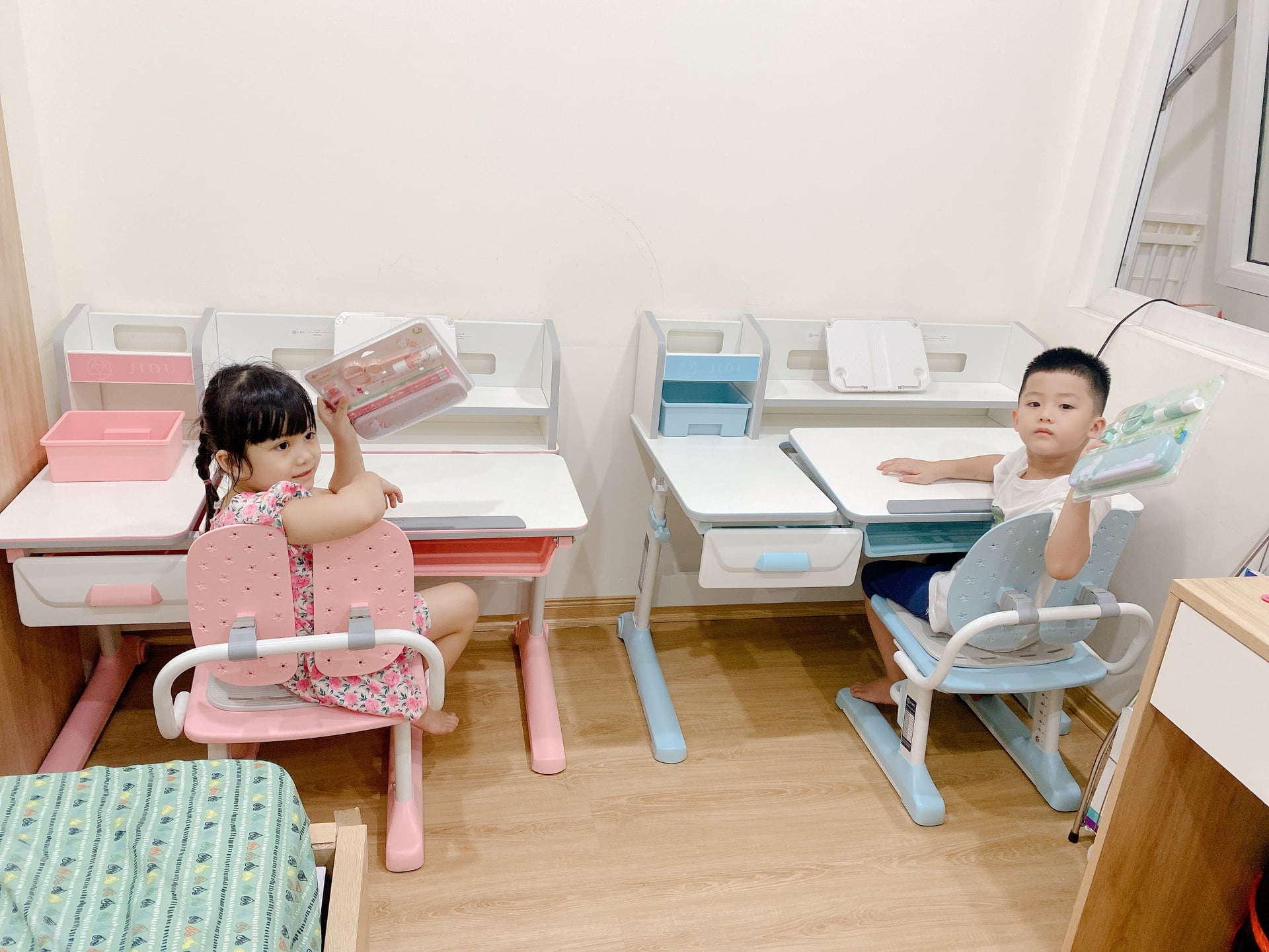 Bộ Bàn Ghế Chống Gù Chống Cận JD-5100 và ghế MC-159