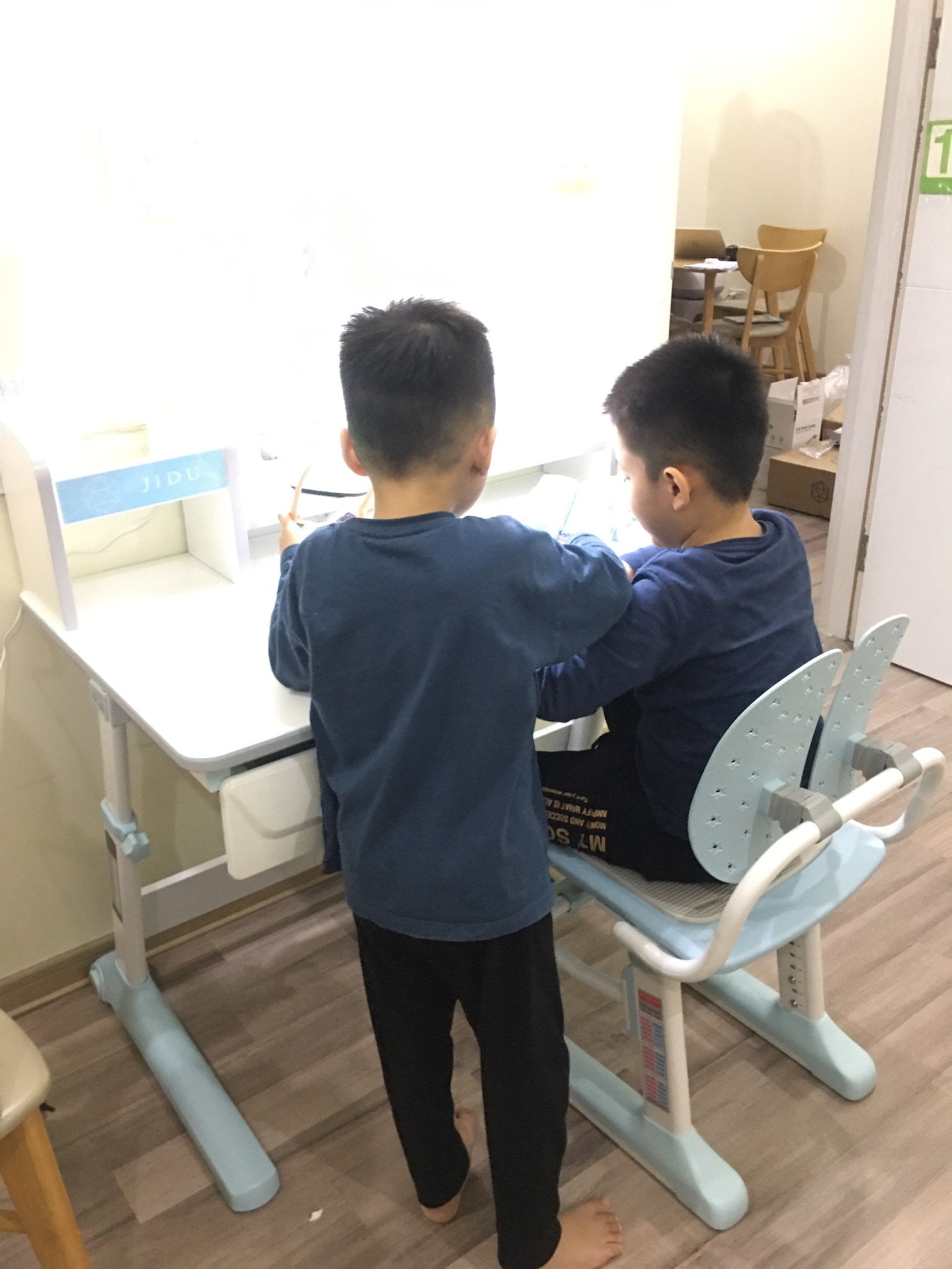 Bộ Bàn Ghế Chống Gù Chống Cận JD-5100 và ghế MC-159